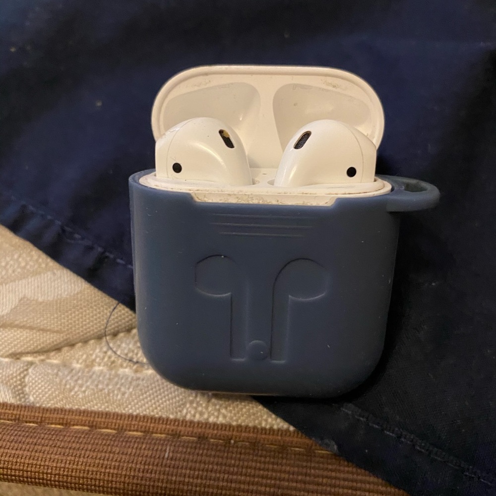Apple AirPods. THIS ITEM IS SOLD !!!!!!!!!!